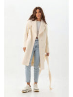 Стильное однотонное пальто молоко