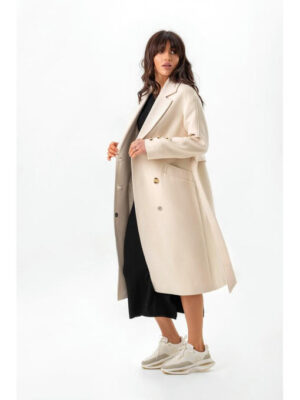 Двубортное пальто молоко