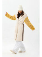 Стильная вязаная женская шапка молоко