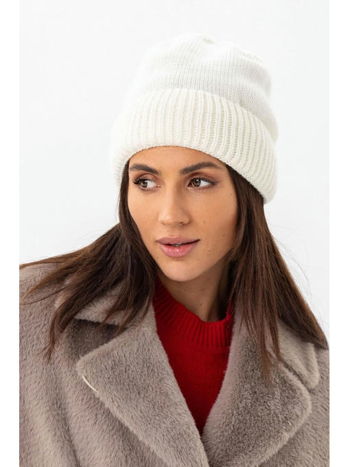 Женская вязаная шапка с отворотом молоко — изображение 2