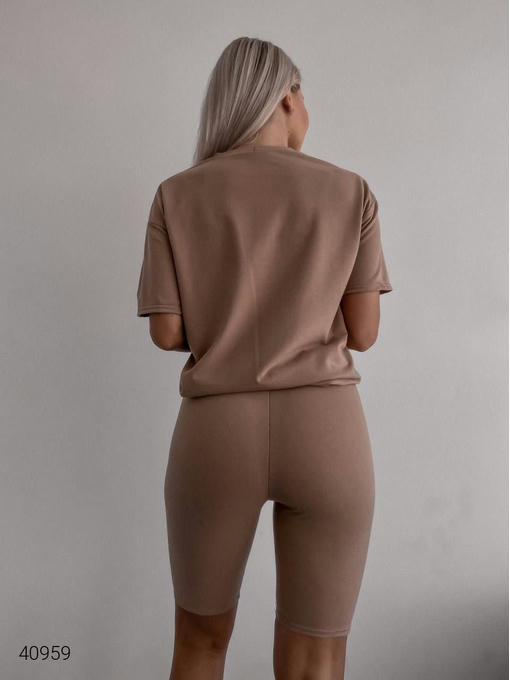 Костюм женский футболка и велосипелки — изображение 3