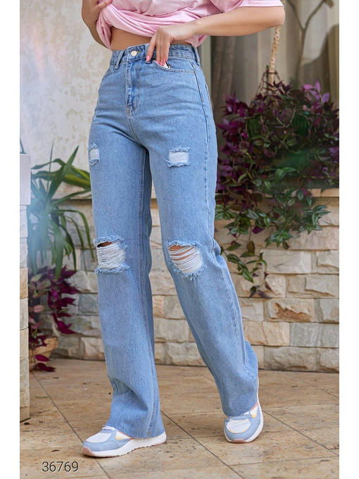 Свободные джинсы со рваной отделкой