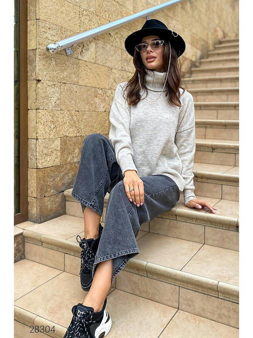 Свитер оверсайз с высоким воротом — изображение 5