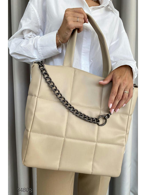 Объёмная стеганная сумка-тоут с короткими ручками — изображение 4