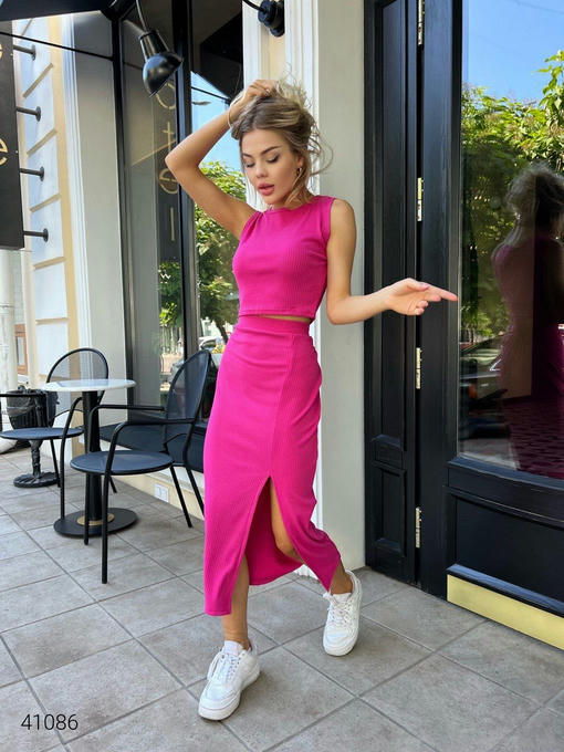 Женский костюм из топа и юбки