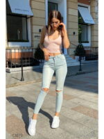 Джинсы с рваными коленями