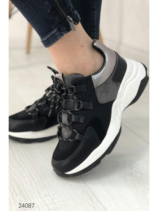 Кроссовки на массивной подошве