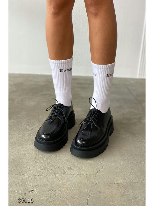 Кожаные лоферы со шнуровкой на плоской массивной подошве — изображение 3