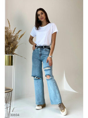 Расклешенные джинсы с рваными разрезами