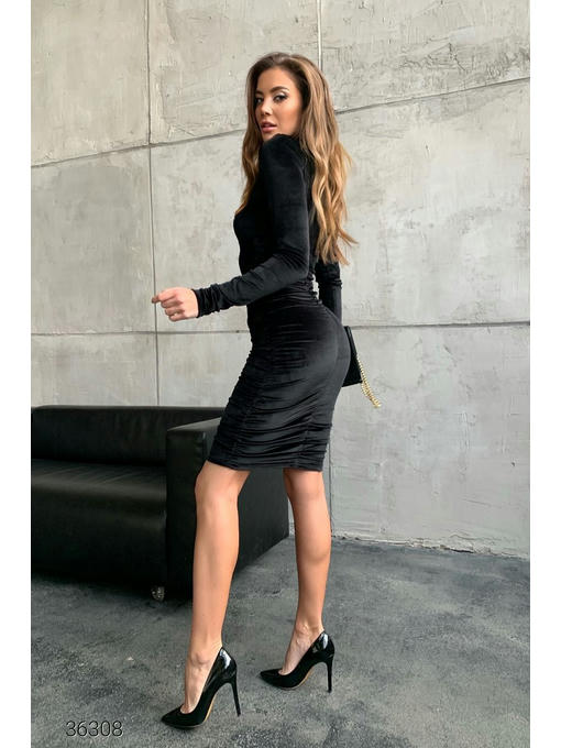 Велюровое платье-футляр со сборками — изображение 3