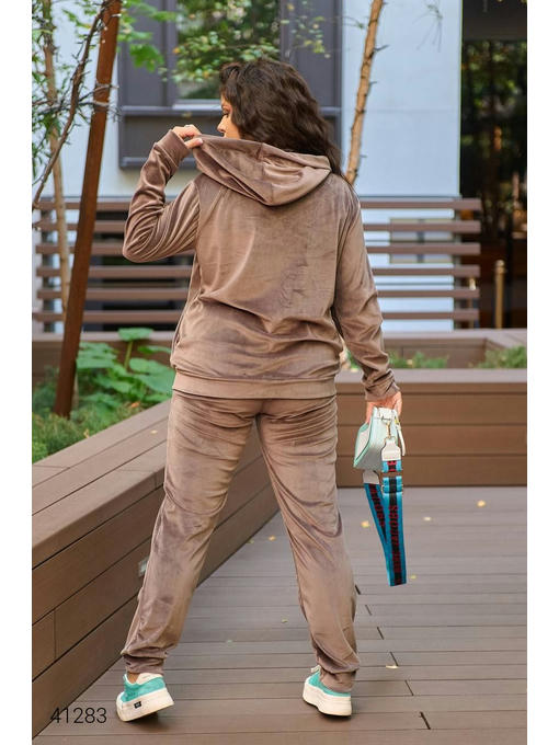 Велюровый женский костюм — изображение 3