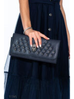 Клатч с отделкой кнопками в виде черепа