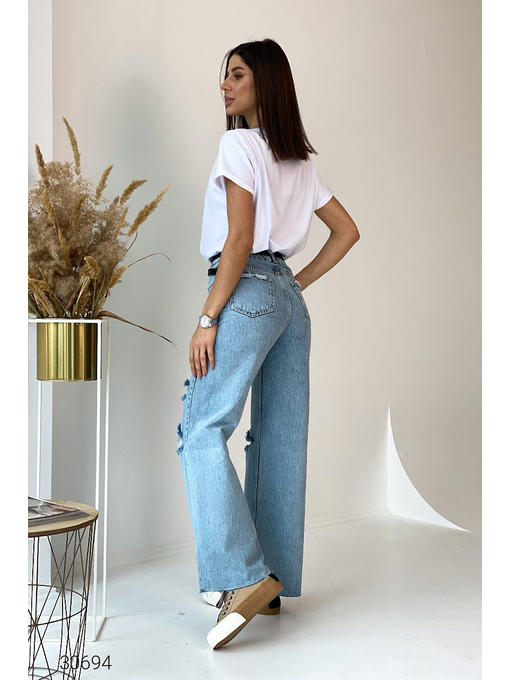 Расклешенные джинсы с рваными разрезами — изображение 3