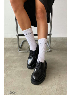 Кожаные лоферы со шнуровкой на плоской массивной подошве