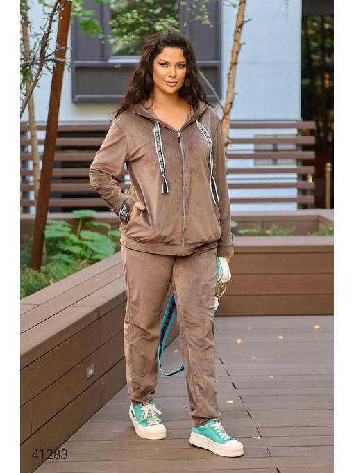 Велюровый женский костюм