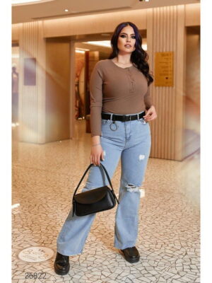 Свободные джинсы со рваной отделкой