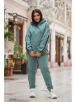 Утепленный спортивный костюм с лампасами