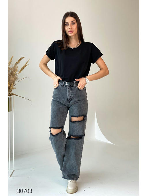 Расклешенные джинсы с рваными разрезами