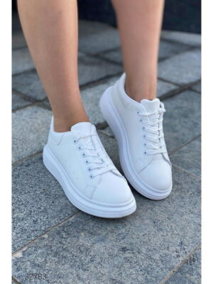 Белые кеды на массивной подошве