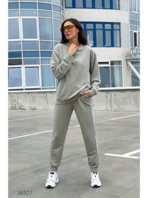 Трикотажный костюм из свитшота и джоггеров