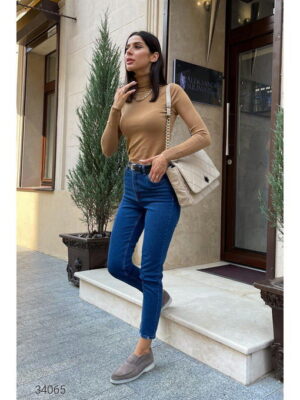 Синие джинсы мом с завышенной талией