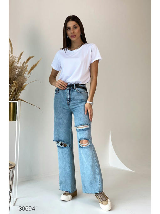 Расклешенные джинсы с рваными разрезами — изображение 5