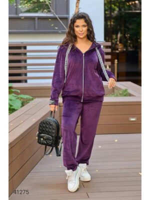 Велюровый женский костюм