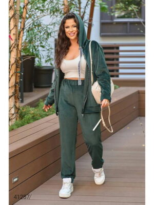 Велюровый женский костюм