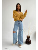 Расклешенные джинсы с рваными разрезами