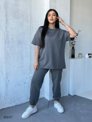 Женский прогулочный костюм с футоблкой