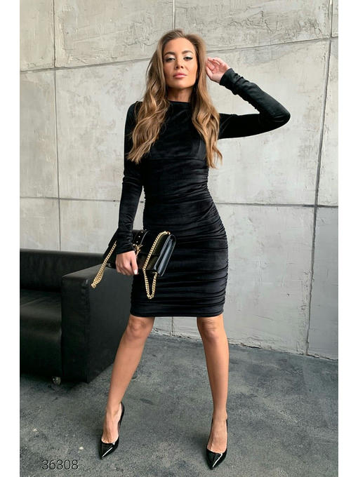 Велюровое платье-футляр со сборками