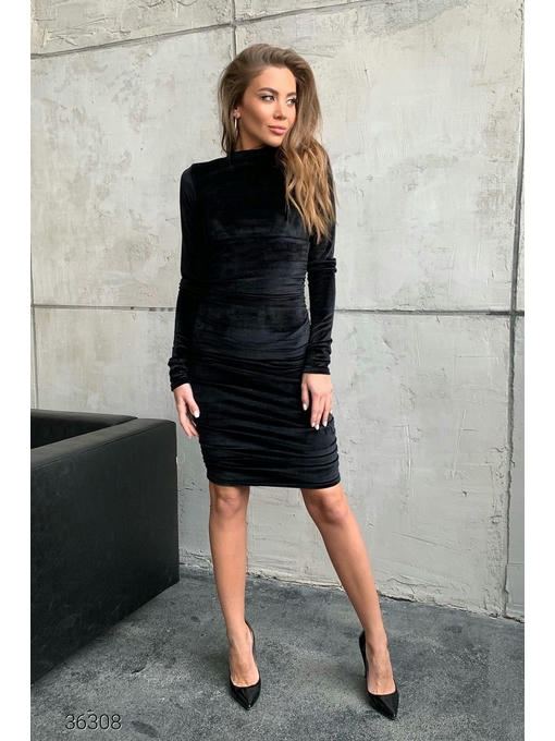 Велюровое платье-футляр со сборками — изображение 4