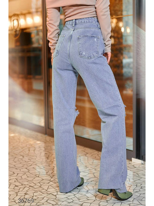 Свободные джинсы со рваной отделкой — изображение 6