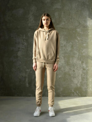 Женский спортивный костюм с вышивкой - бежевый