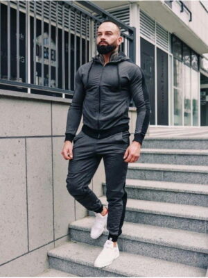 Мужской спортивный костюм