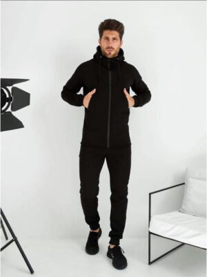 Мужской спортивный костюм